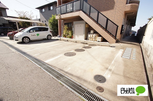 【常滑市青海町のマンションの駐車場】