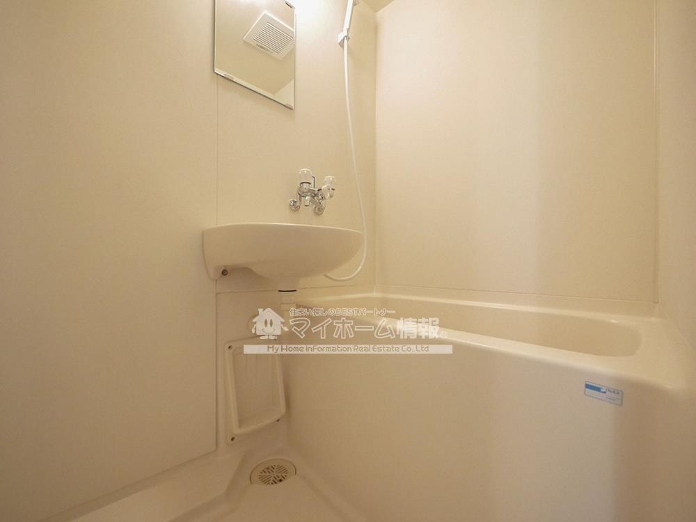 バス・シャワールーム　入浴にもお掃除にも便利なシャワー付き