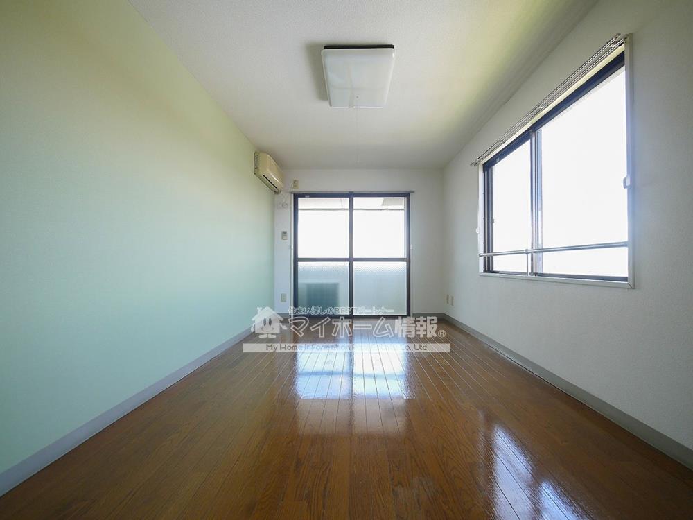 居室・リビング　グリーンのワンポイントクロスで落ち着いた空間です♪