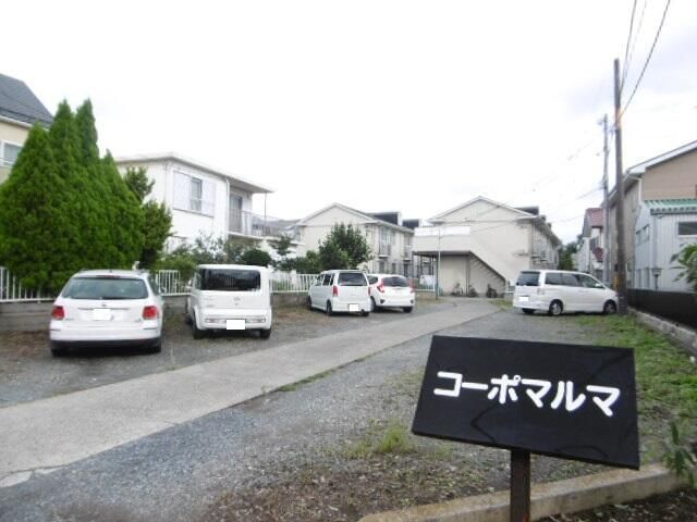 【藤沢市鵠沼神明のアパートの駐車場】