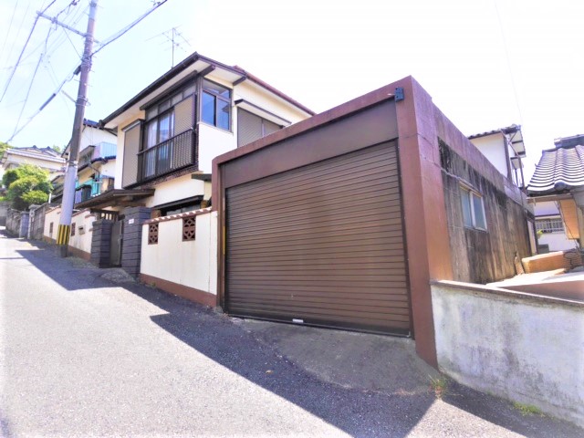 駐車場　電動シャッター屋根付きガレージハウスの駐車場
