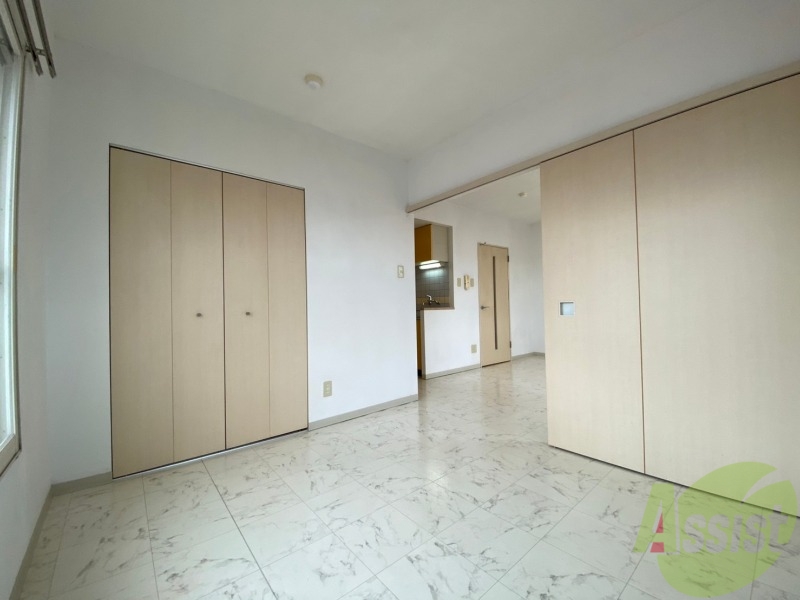 その他部屋・スペース　戸を閉めるとリビングと区切られた寝室にすることができますよ。