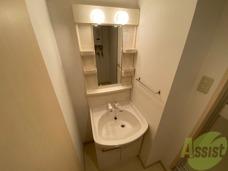 洗面設備　独立洗面台です。大きくてよいですね。シャンプーもできます。