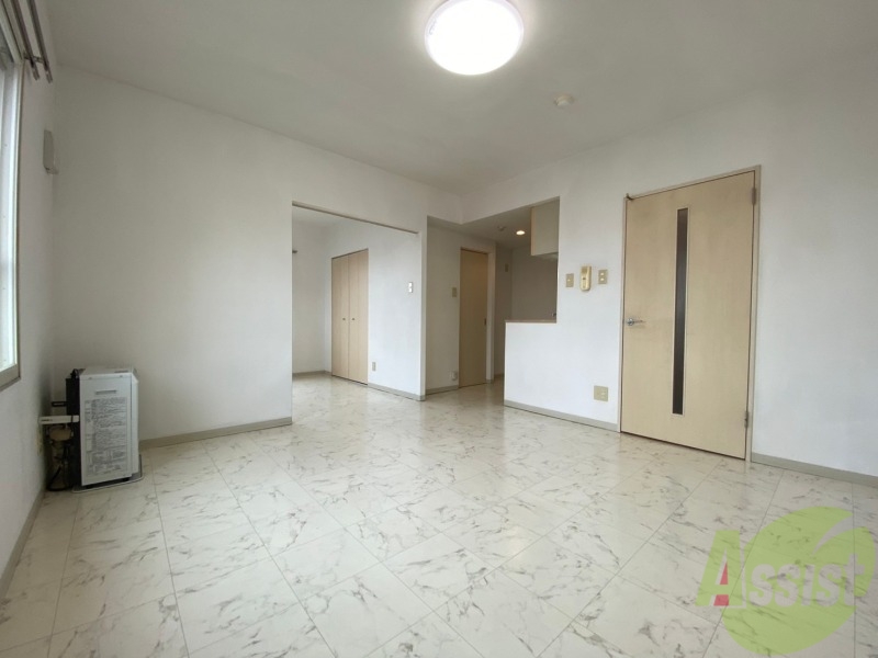 居室・リビング　リビングです。白を基調としていてお部屋全体が明るいですね！