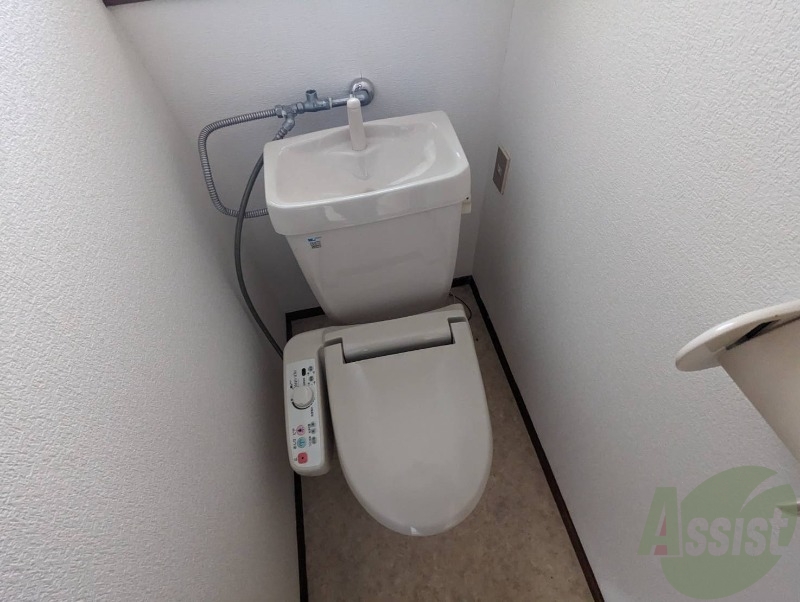 トイレ　お手洗いは温水洗浄付き。これは個人的に外せません。