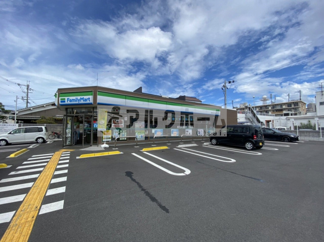 コンビニ　ファミリーマート柏原本郷三丁目店（コンビニ）まで618m