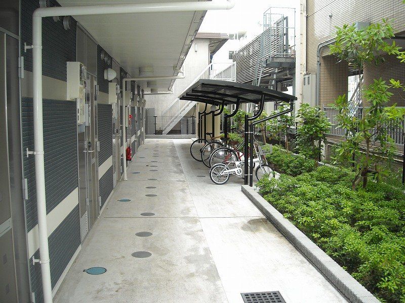 エントランス　屋根付き駐輪場