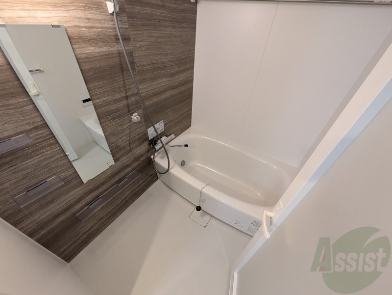 バス・シャワールーム　お風呂です。広々したバスでゆっくりくつろげます。