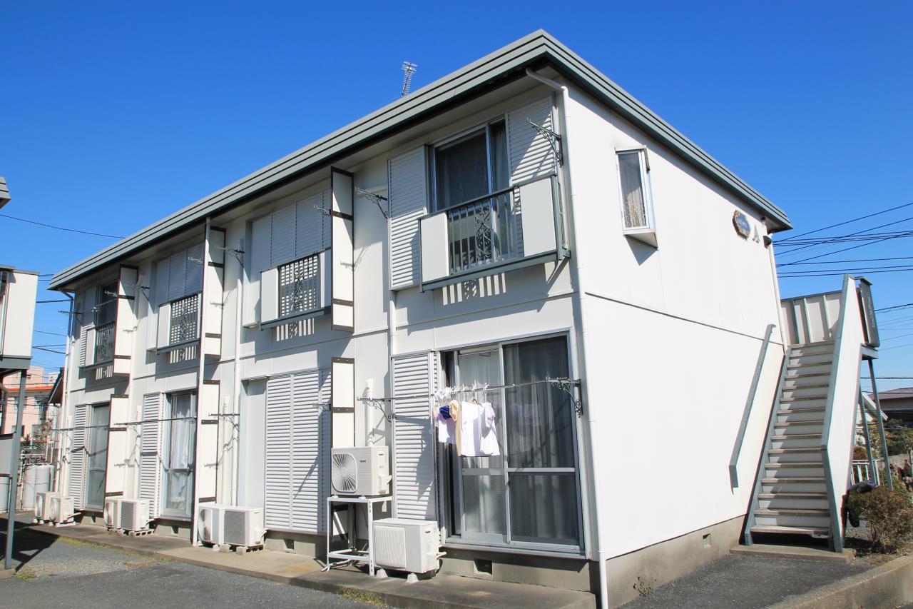 建物外観　日当たり良好！窓にはシャッターも付いてます！