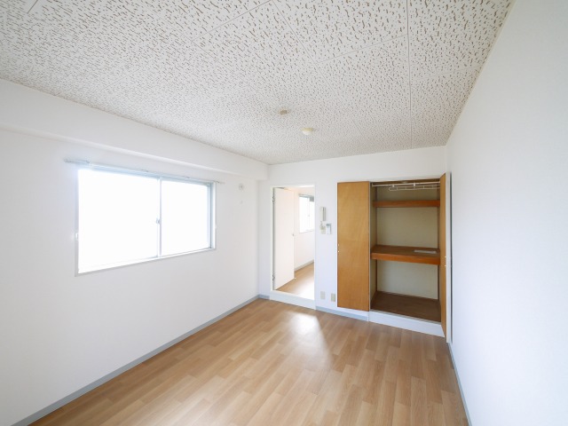 その他部屋・スペース　落ち着いた色調の寝室です