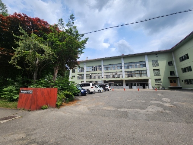 中学校　帯広市立帯広第八中学校（中学校）まで964m