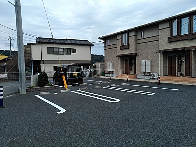 【富士宮市安居山のアパートの駐車場】