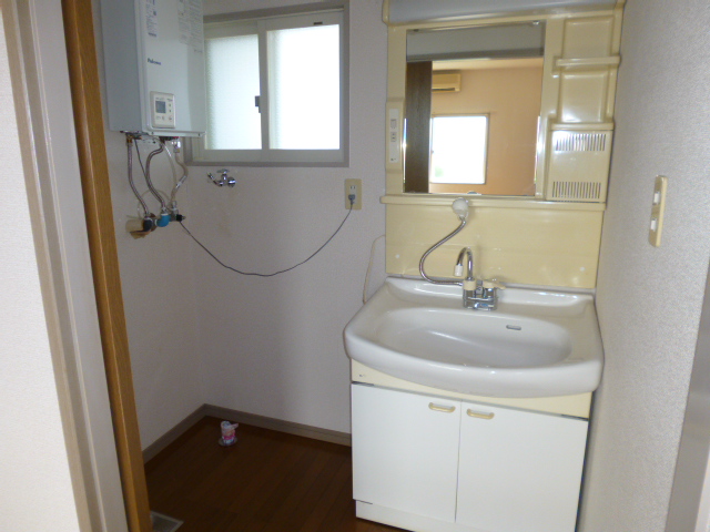 洗面設備　独立洗面化粧台があります。隣に洗濯機を置くスペースがあります