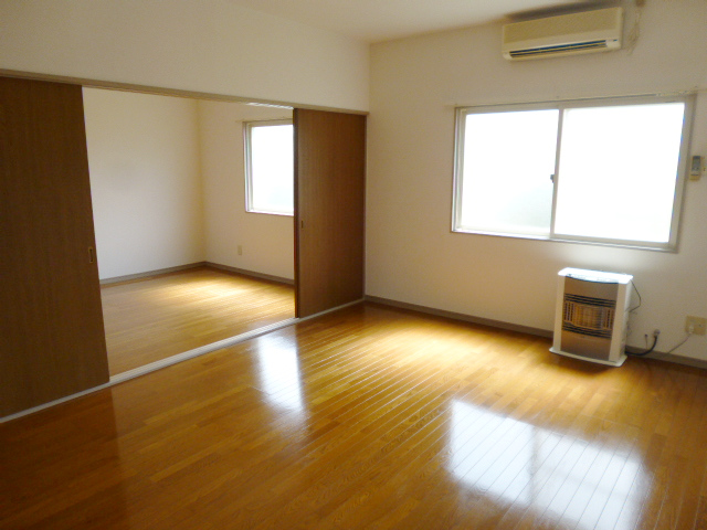 居室・リビング　10帖のリビングは2面採光で日当たり良好♪