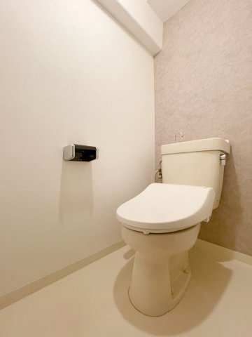 トイレ　落ち着いた色調のトイレです