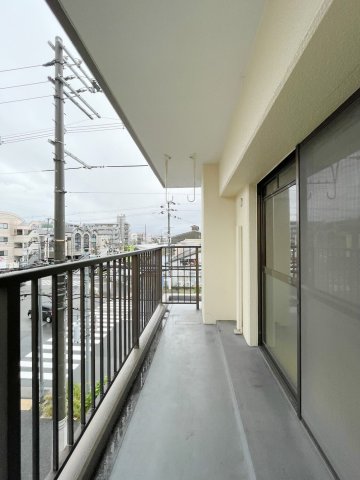 バルコニー　陽当たり良好なバルコニーです