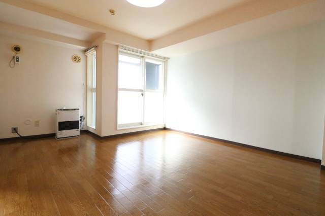 居室・リビング　バルコニー付き♪明るいリビング♪