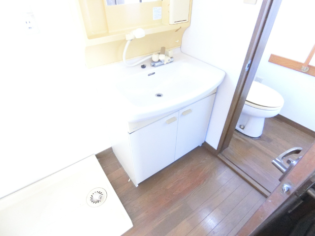洗面設備　朝の身支度に使える洗面台付きです。