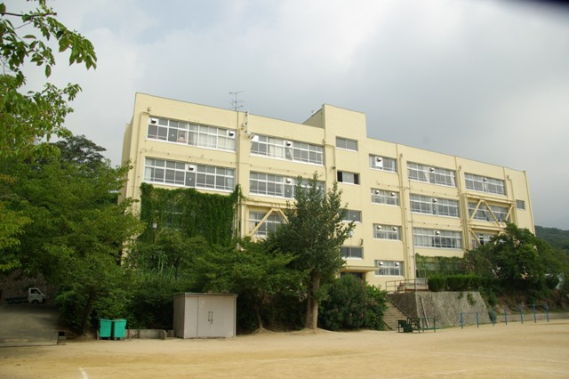 【神戸市灘区六甲台町のマンションの中学校】