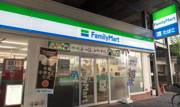 コンビニ　ファミリーマート 本八幡駅西店（コンビニ）まで110m