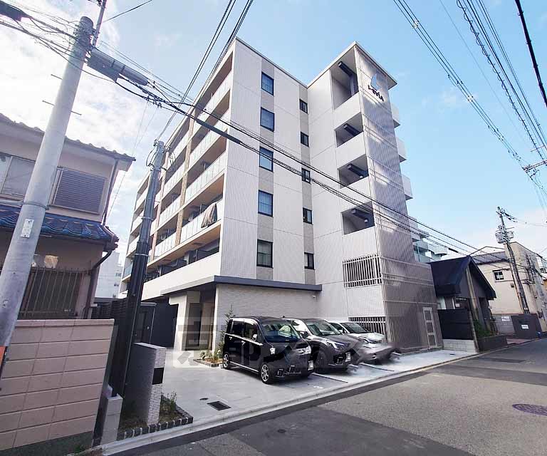 京都市右京区西院太田町のマンションの建物外観