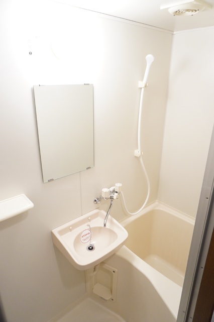 バス・シャワールーム　洗面ボウル付きの浴室です