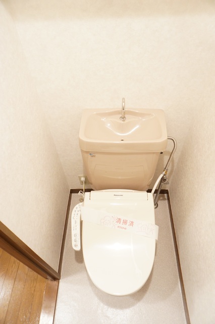 トイレ　清潔な洗浄機能付きのトイレ