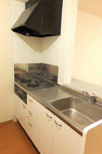 キッチン　３口ガスコンロ・グリル付きのキッチンです。