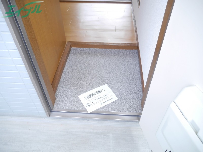 玄関　別部屋同型反転タイプです。