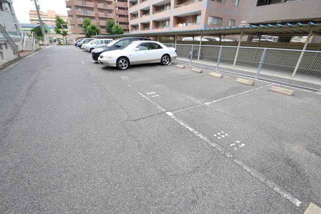 【広島市西区草津新町のマンションの駐車場】