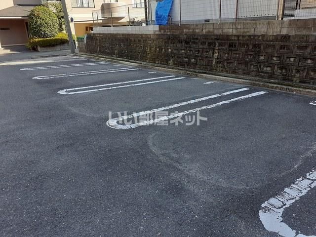 【八幡市男山吉井のマンションの駐車場】