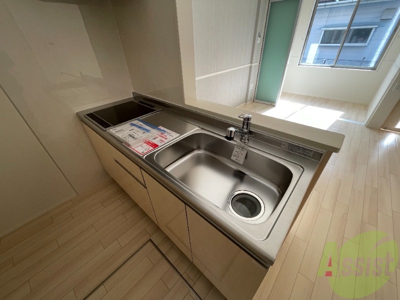 キッチン　キッチンはＩＨの２口コンロ。作業場もあります。