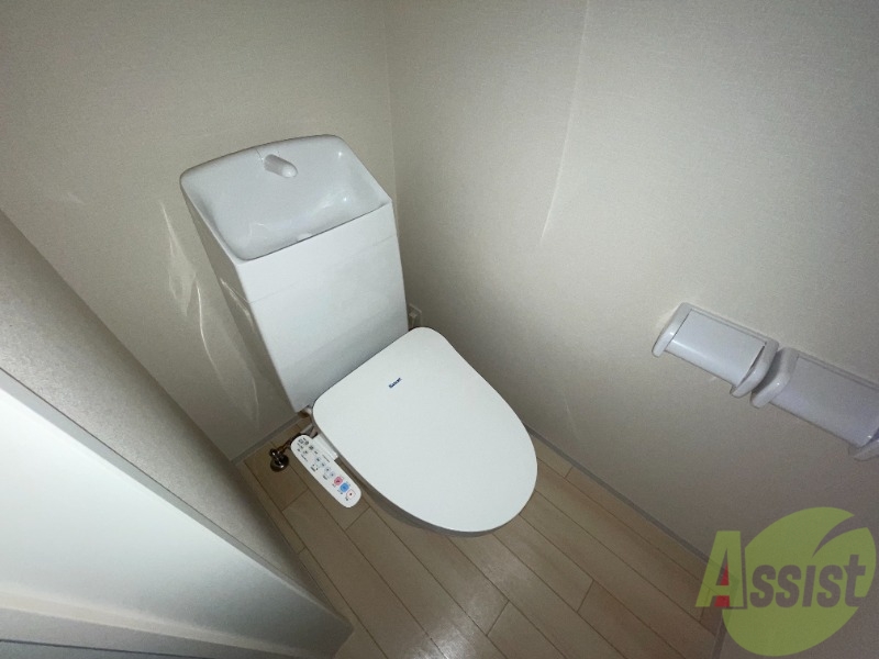 トイレ　トイレは温水洗浄便座が付いていてとても綺麗です。