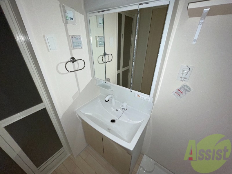 洗面設備　独立洗面台があるので身支度もばっちりですね。