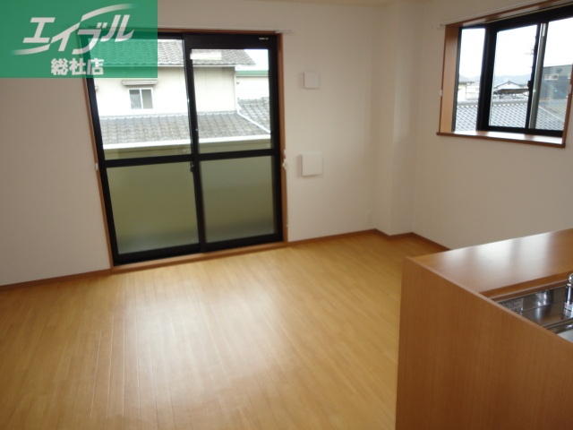 その他　キッチンよりリビング