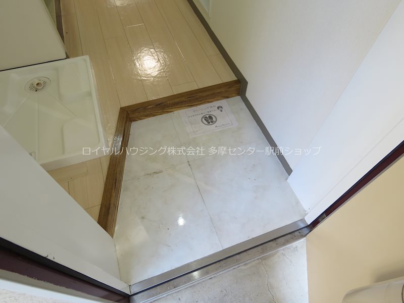 玄関　玄関の左側にはシューズボックスと洗濯機置き場がございます♪