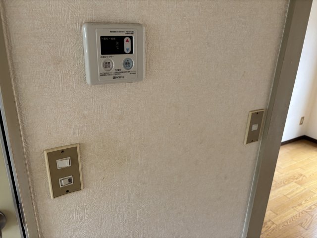 洗面設備　給湯リモコンでキッチンとお風呂の温度を調節出来て便利です♪