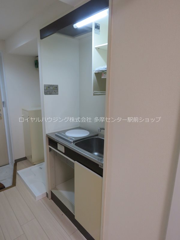 キッチン　一口のIHクッキングヒーター付き。室内洗濯機置場と靴箱付き♪