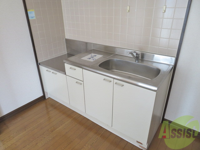 キッチン　十分な大きさのキッチンですね。２口コンロも置けます。