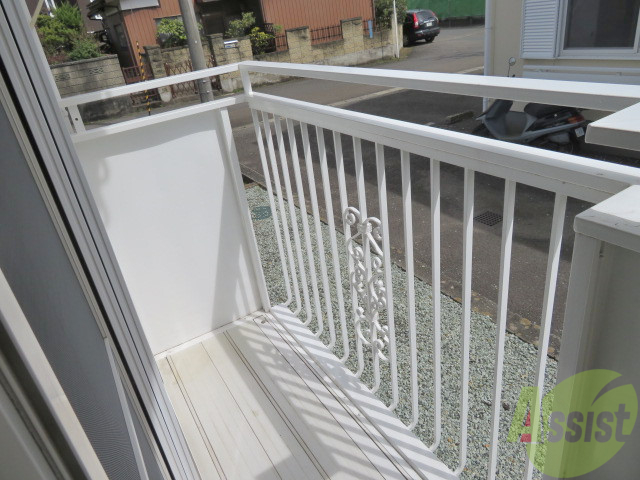 バルコニー　少し小さくても洗濯物はちゃんと外に干せますよ。