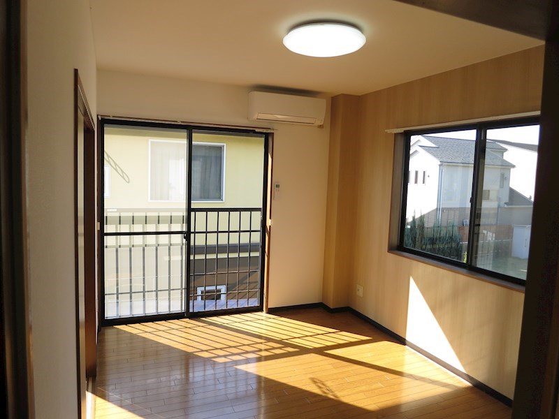 居室・リビング　日当たり良好のリビングは日が差し込んで明るい♪