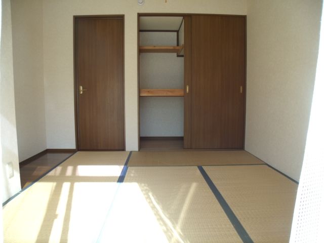 居室・リビング　南側の和室でポカポカです。