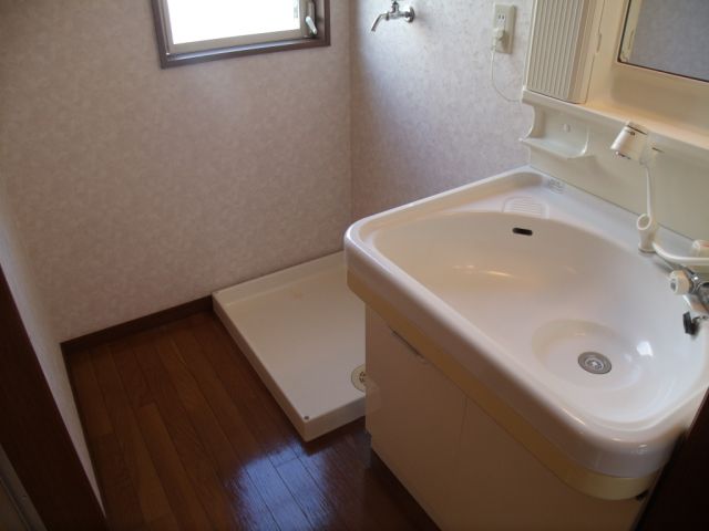 洗面設備　窓があるので明るいですね。