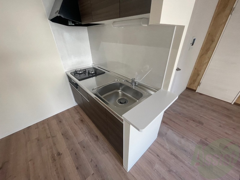 キッチン　キッチン周りは意外と物が多いので棚があるといいですね。