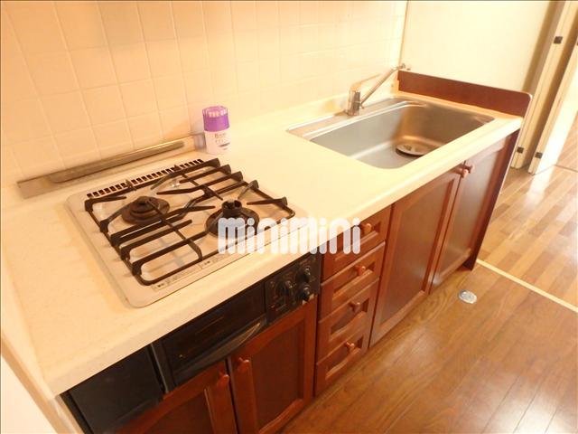 キッチン　収納豊富。作業スペースも広く二口コンロが魅力的。