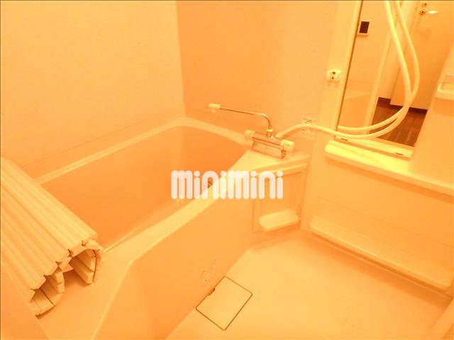 バス・シャワールーム　鏡付きのゆったりできるバスルーム。