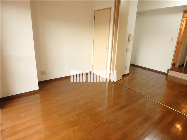 居室・リビング　間仕切りでお部屋を広くも分けても使えます。