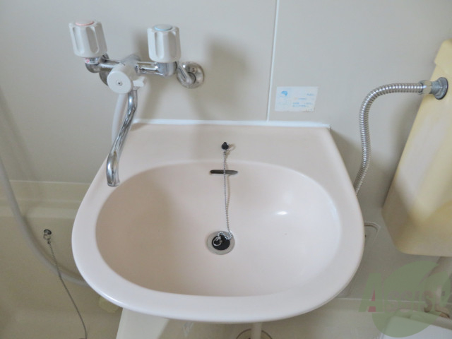 洗面設備　シンプルな洗面台は使い勝手良く、朝の支度がはかどりますね。