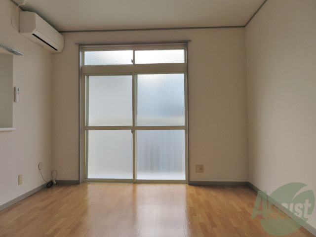 居室・リビング　陽当たり良好で日中は節電できお財布に優しいですね