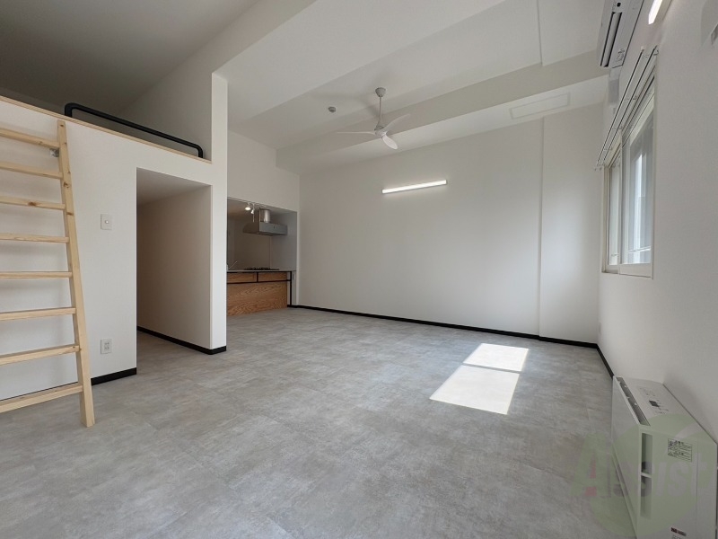 その他部屋・スペース　日当たり良く広々したリビングで快適に過ごせます。